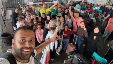 Foto divulgada neste domingo pelo Itamaraty mostra grupo de brasileiros que atravessou a fronteira para o Egito